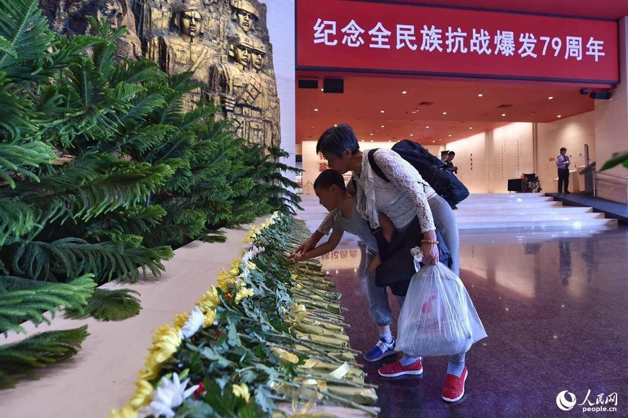 Visitantes acorrem ao museu memorial em homenagem ao 79o aniversário do Incidente da Ponte Marco Polo