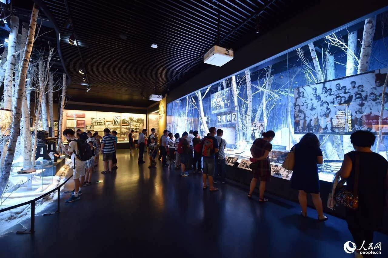 Visitantes acorrem ao museu memorial em homenagem ao 79o aniversário do Incidente da Ponte Marco Polo