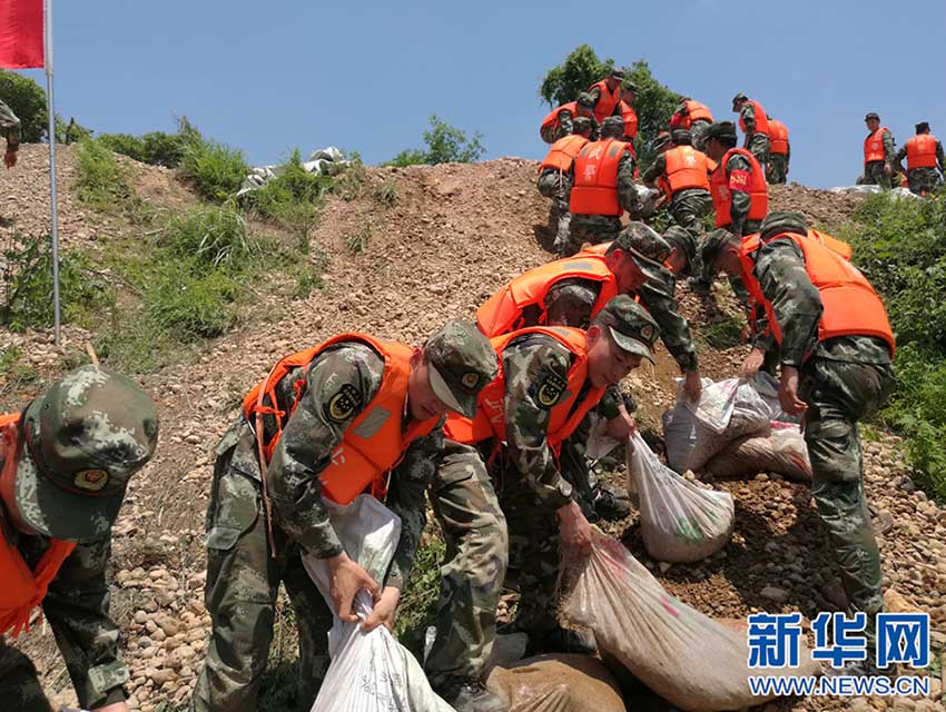 Militares chineses participam no controlo de inunda??es