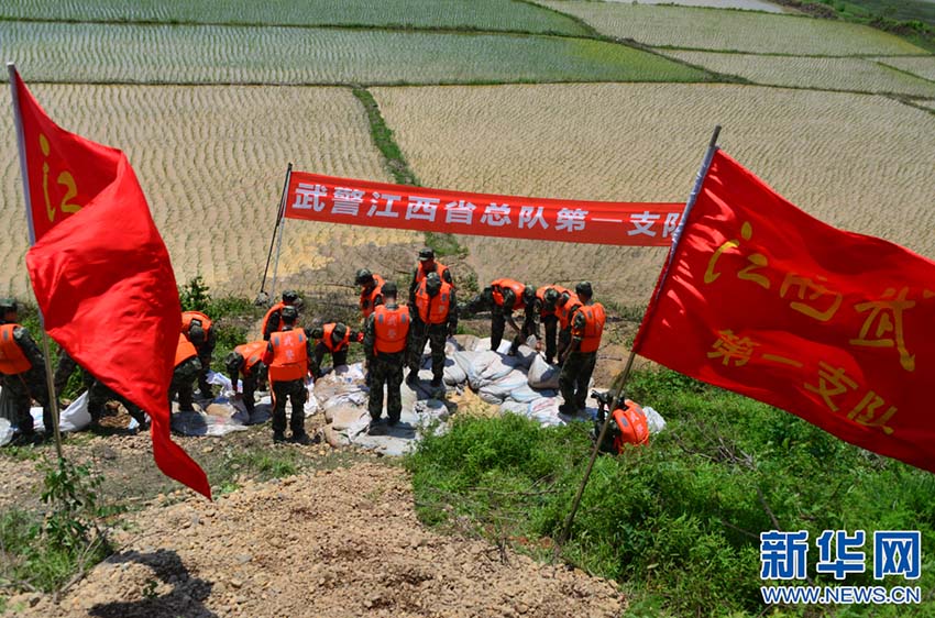 Militares chineses participam no controlo de inunda??es