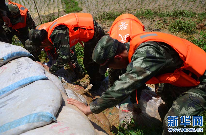 Militares chineses participam no controlo de inunda??es