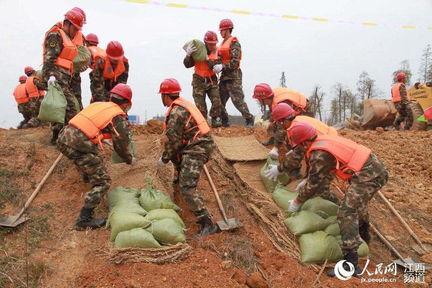 Militares chineses participam no controlo de inunda??es