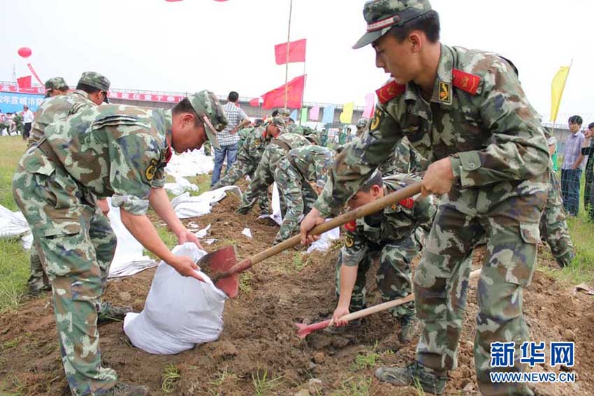Militares chineses participam no controlo de inunda??es
