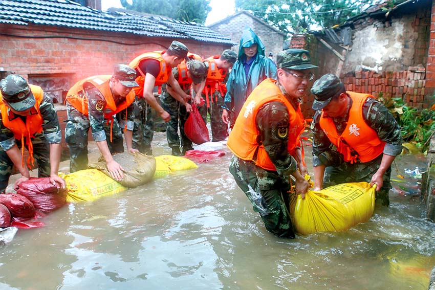 Militares chineses participam no controlo de inunda??es