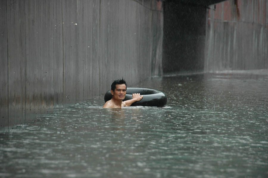 Tempestade provoca inunda??o na cidade de Wuhan