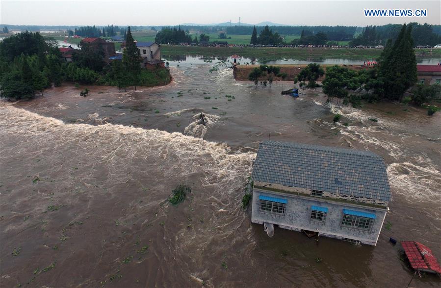 Rompimento de dique obriga moradores a serem evacuados
