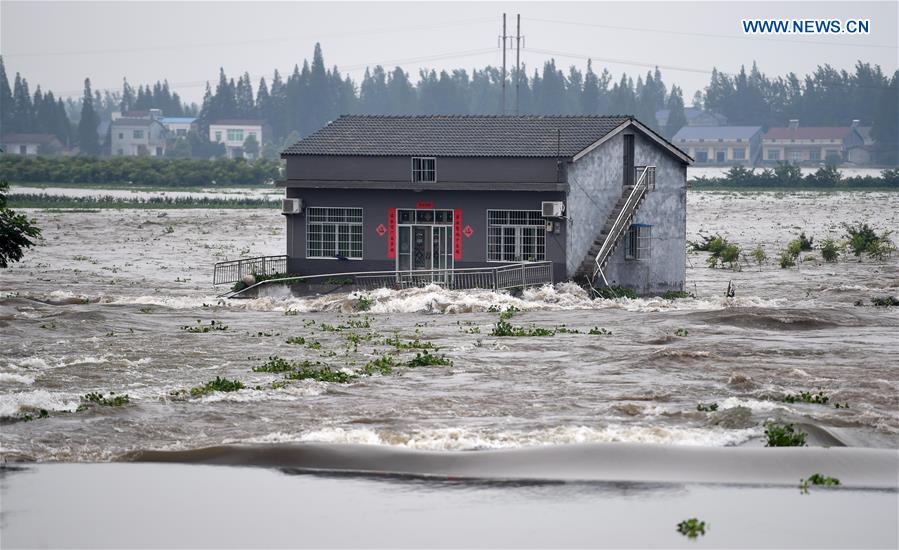 Rompimento de dique obriga moradores a serem evacuados