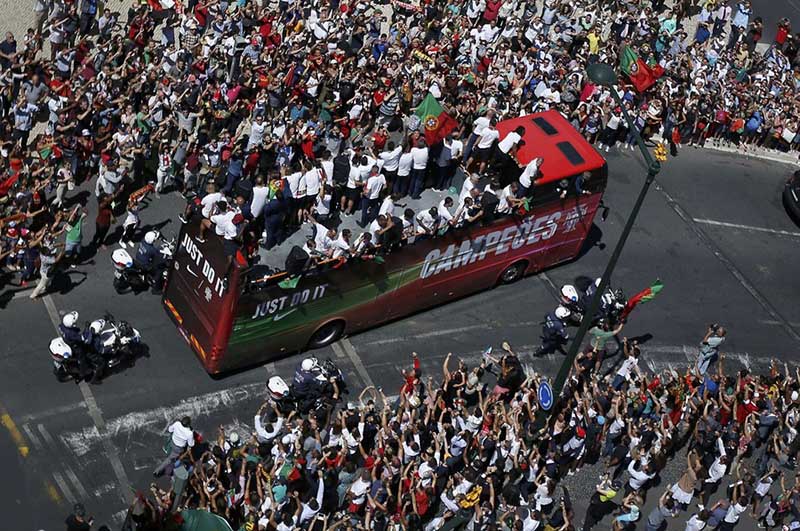 Portugal recebe sele??o nacional em apoteose