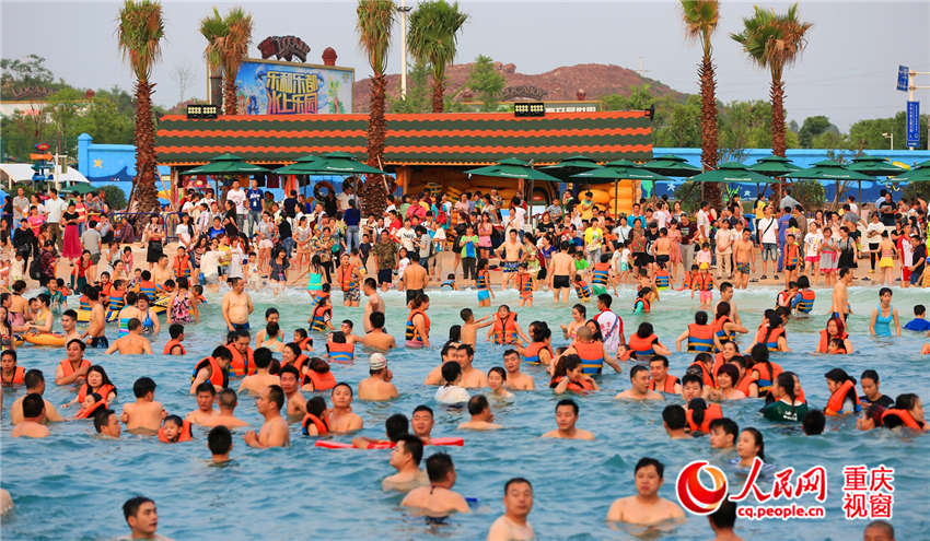 Parque aquático atrai multid?o devido ao forte calor constante