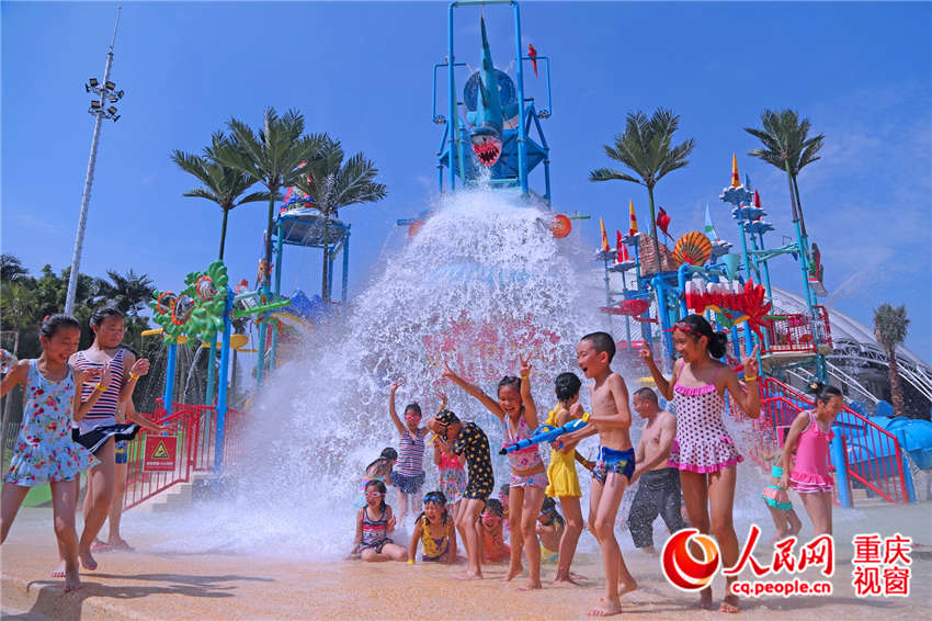 Parque aquático atrai multid?o devido ao forte calor constante