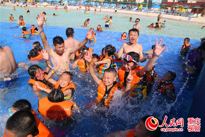 Parque aquático atrai multid?o devido ao forte calor constante