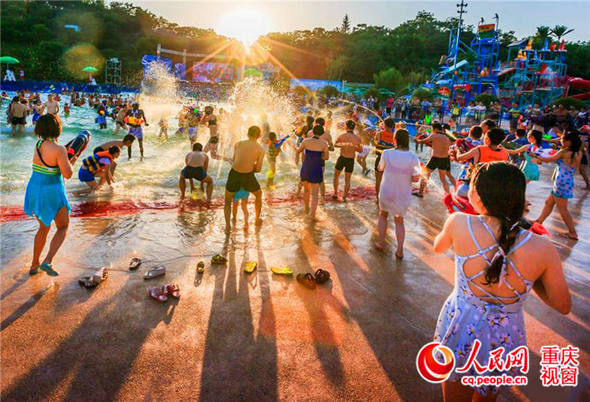 Parque aquático atrai multid?o devido ao forte calor constante