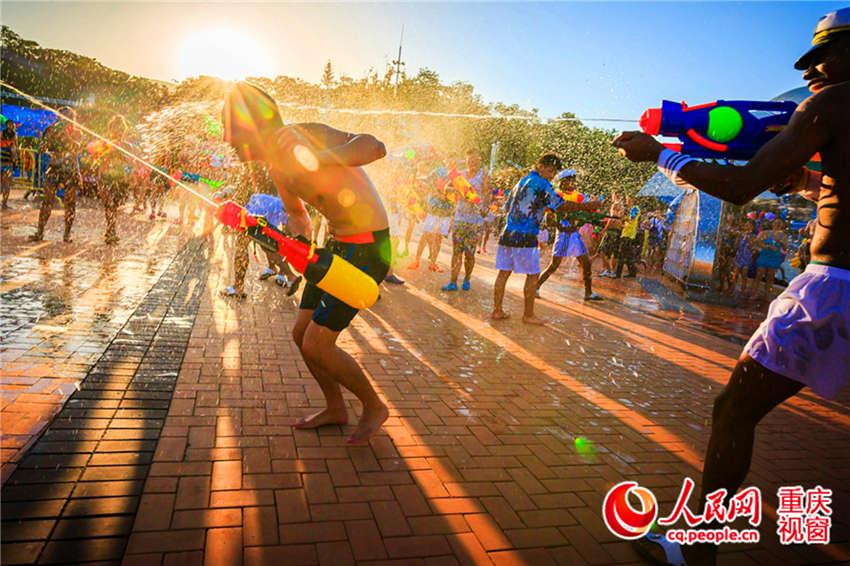 Parque aquático atrai multid?o devido ao forte calor constante