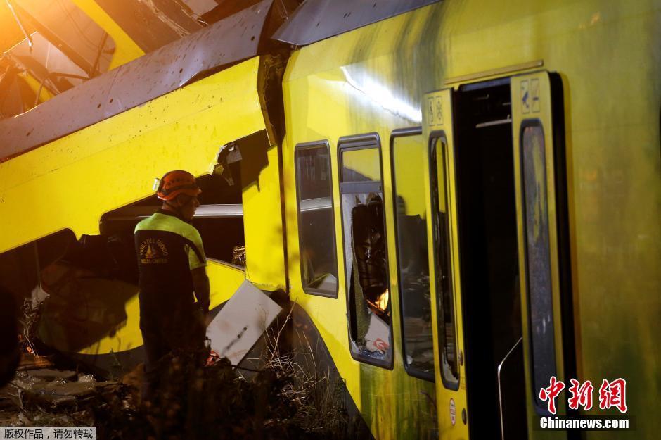 Colis?o entre dois trens deixa dezenas de mortos e feridos em Itália