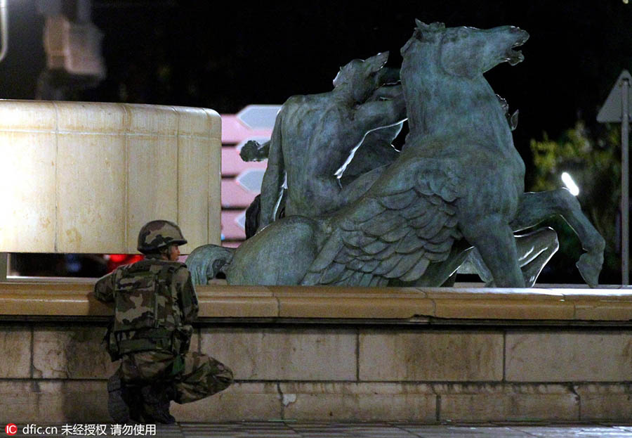 Caminh?o investe contra multid?o em Nice deixando 78 mortos