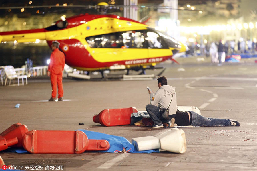 Caminh?o investe contra multid?o em Nice deixando 78 mortos