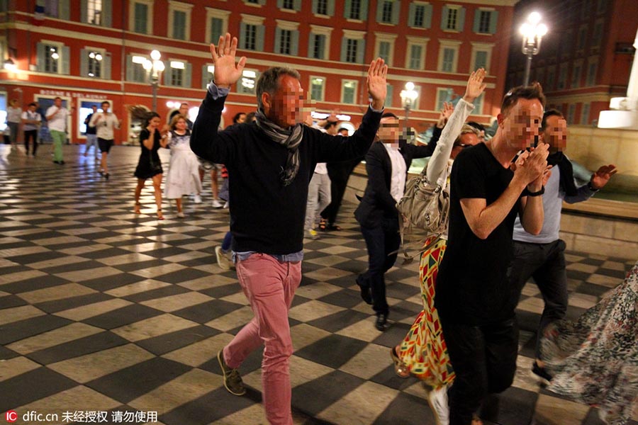 Caminh?o investe contra multid?o em Nice deixando 78 mortos