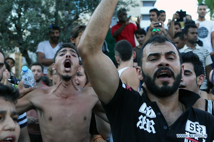 Refugiados protestam por melhores condi??es de vida na Grécia