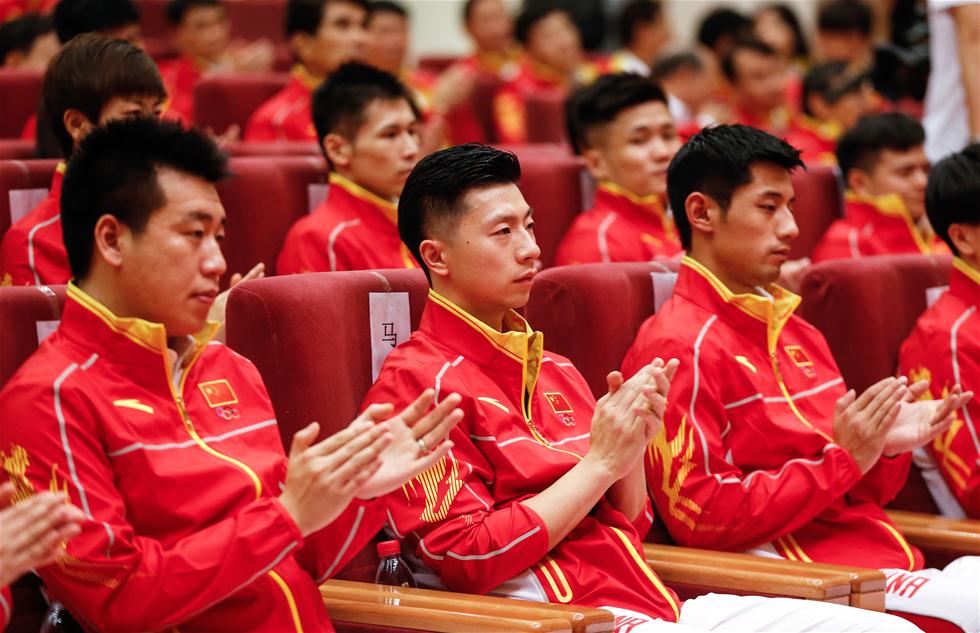 Delega??o olímpica chinesa recebida em cerim?nia no Grande Sal?o do Povo