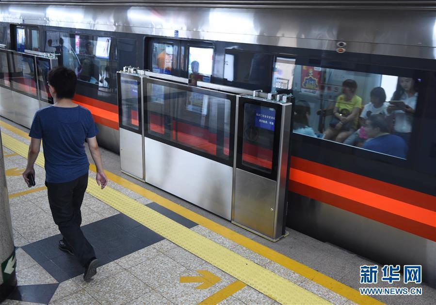 Linha de metr? mais antiga da China recebe porta de prote??o na plataforma