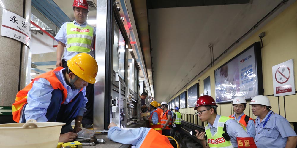 Linha de metr? mais antiga da China recebe porta de prote??o na plataforma