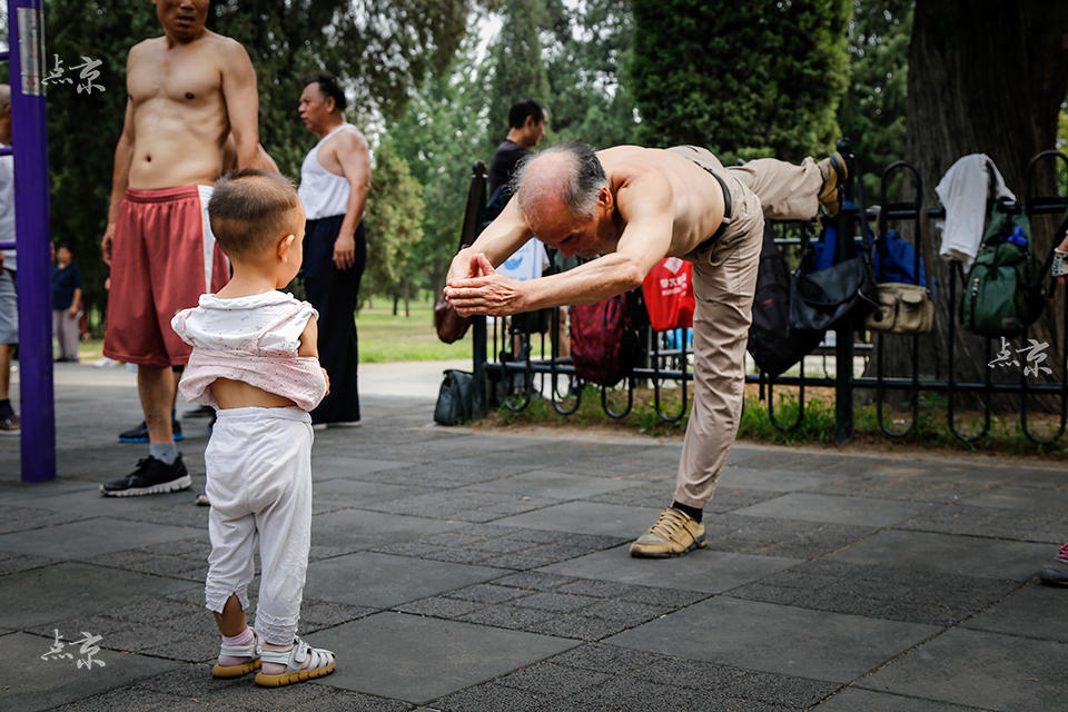 “Vov?s” chineses demonstram boa forma física no parque do Templo do Céu