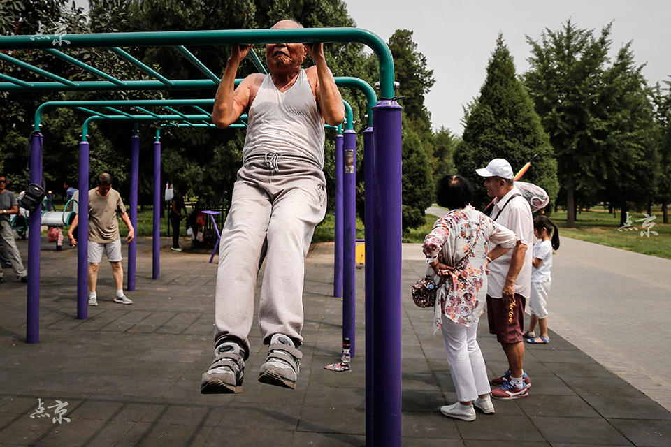 “Vov?s” chineses demonstram boa forma física no parque do Templo do Céu