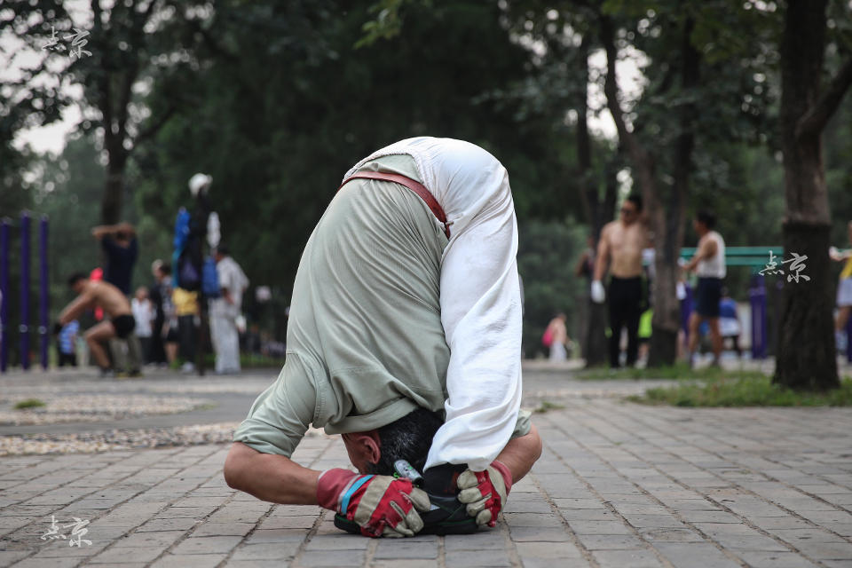 “Vov?s” chineses demonstram boa forma física no parque do Templo do Céu