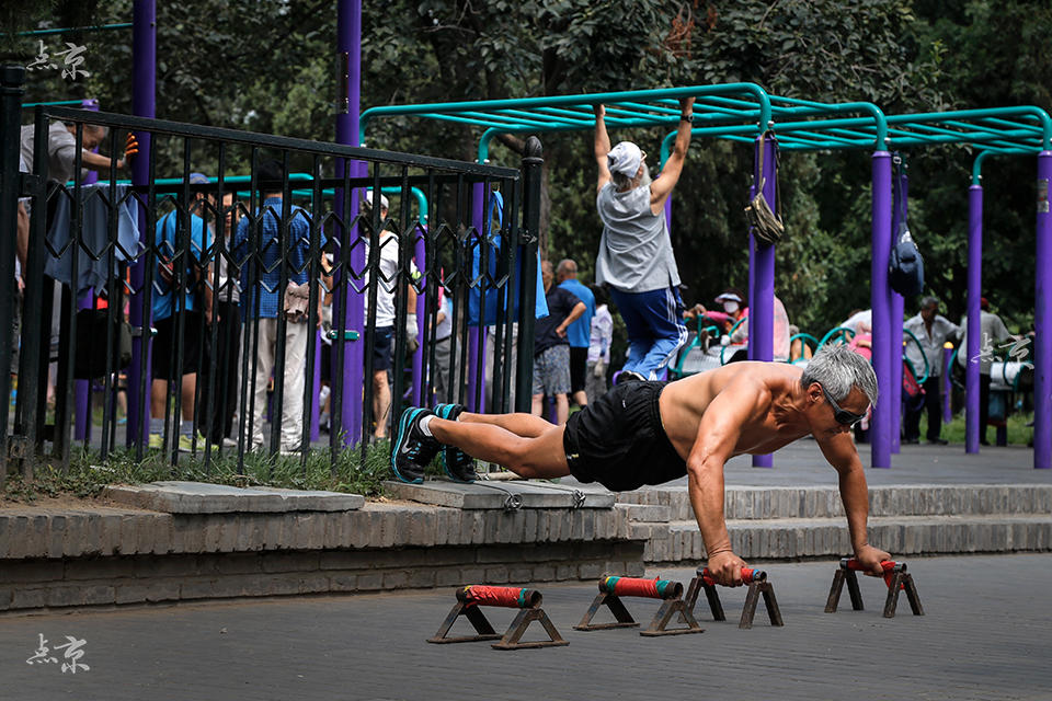 “Vov?s” chineses demonstram boa forma física no parque do Templo do Céu