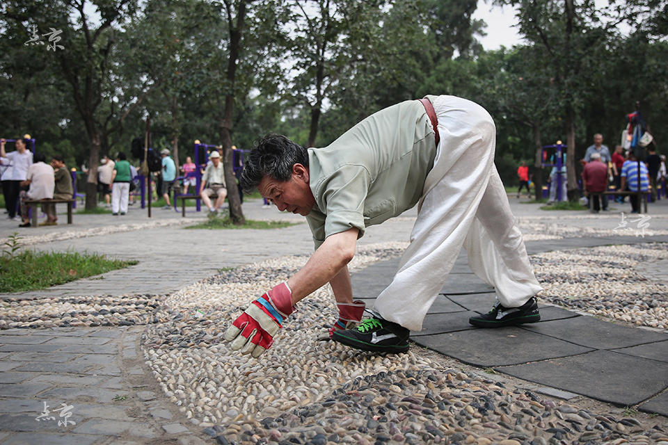 “Vov?s” chineses demonstram boa forma física no parque do Templo do Céu
