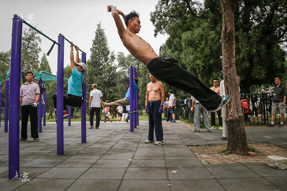 “Vov?s” chineses demonstram boa forma física no parque do Templo do Céu