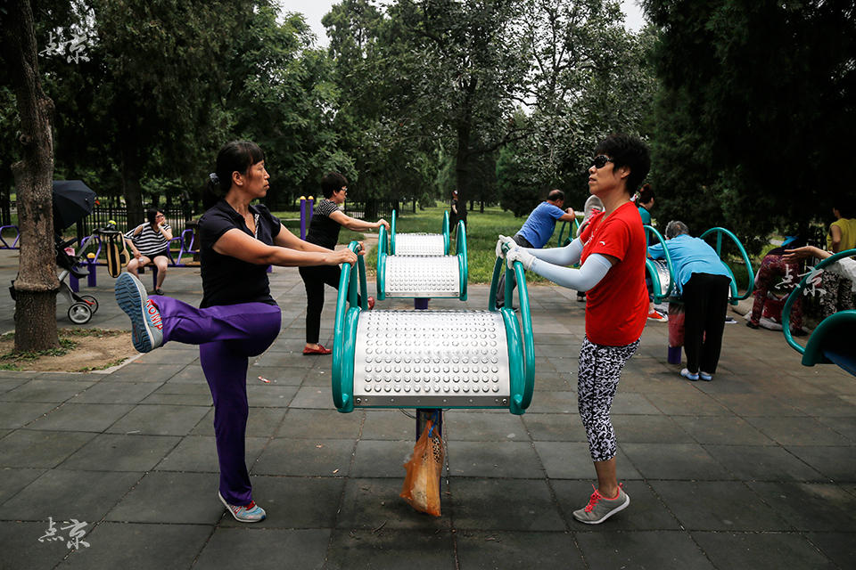 “Vov?s” chineses demonstram boa forma física no parque do Templo do Céu