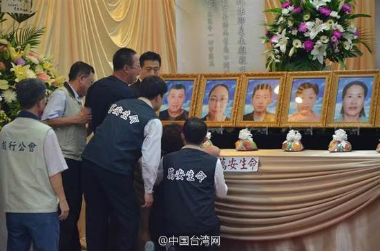 Chegam a Taiwan famílias de mortos em acidente de ?nibus turístico