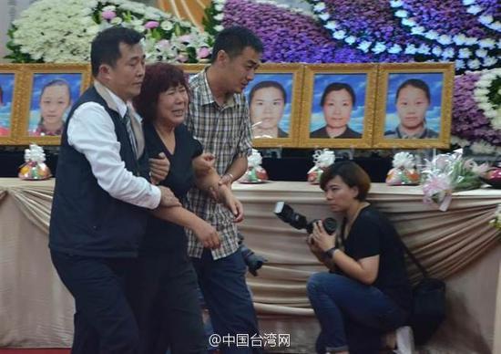 Chegam a Taiwan famílias de mortos em acidente de ?nibus turístico