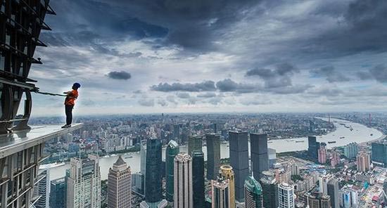 Arranha-céus em Shanghai inaugura pista de observa??o no 88o andar ao público