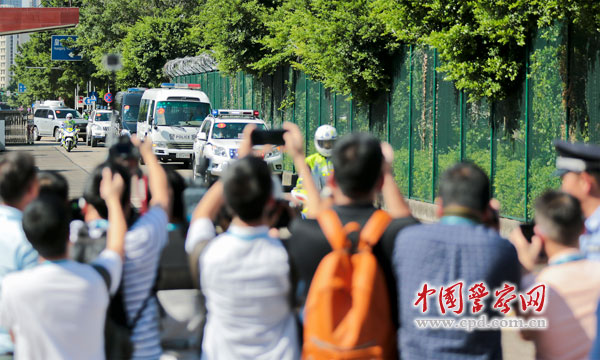 Polícia da parte continental transfere suspeito de roubo e assassinato a Hong Kong