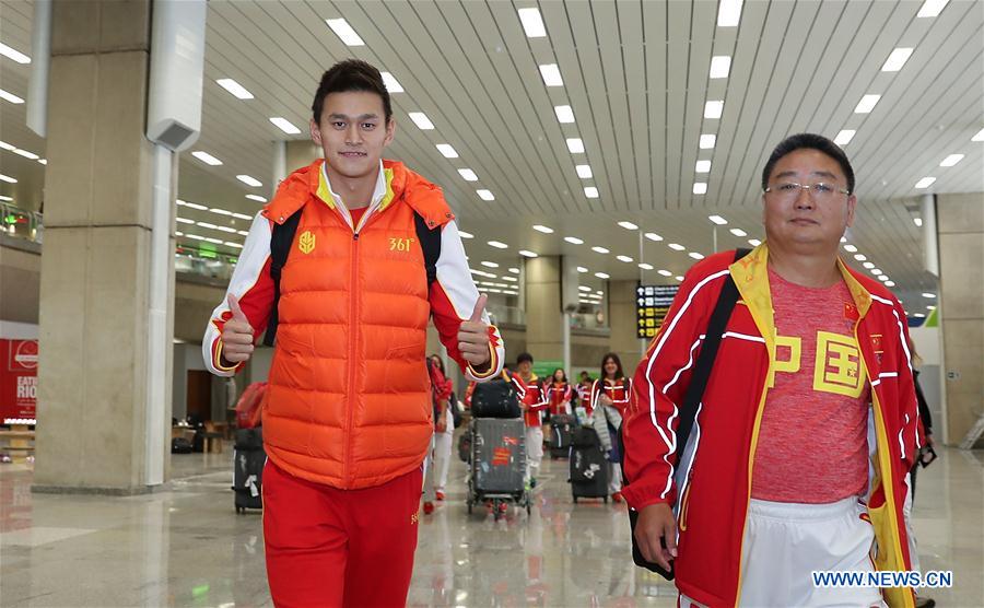 Equipe de nata??o da China chega ao Rio