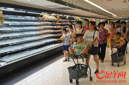 Cidad?os esgotam supermercados de Guangzhou antes da chegada do Tuf?o Nida