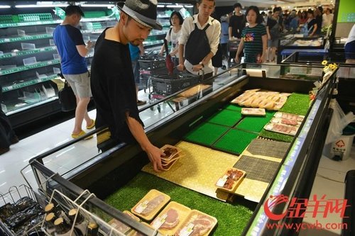 Cidad?os esgotam supermercados de Guangzhou antes da chegada do Tuf?o Nida
