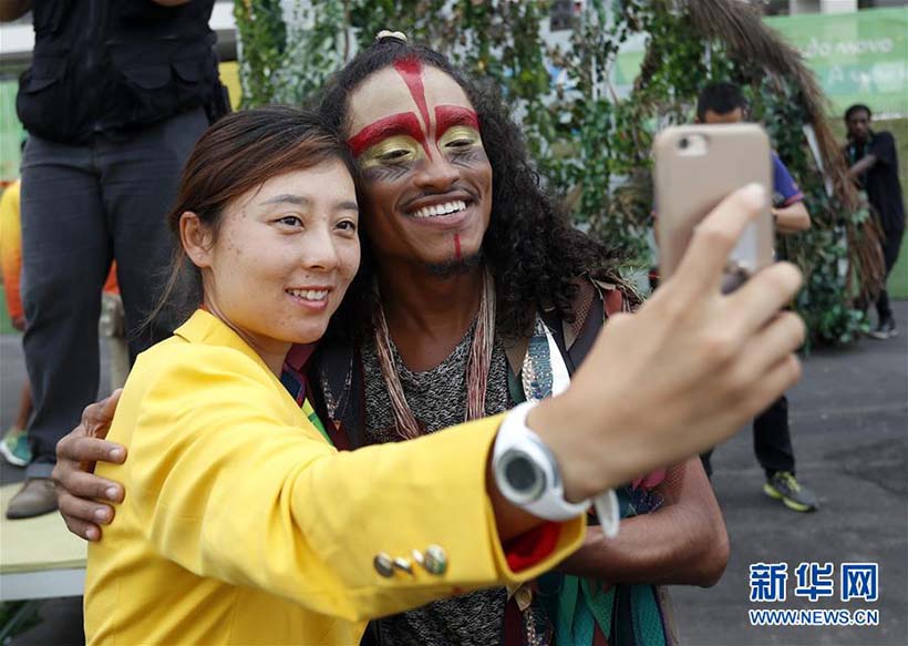 Delega??o chinesa participa de cerim?nia de hasteamento da bandeira na Vila Olímpica