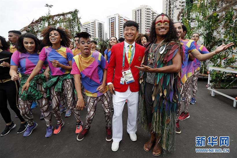 Delega??o chinesa participa de cerim?nia de hasteamento da bandeira na Vila Olímpica