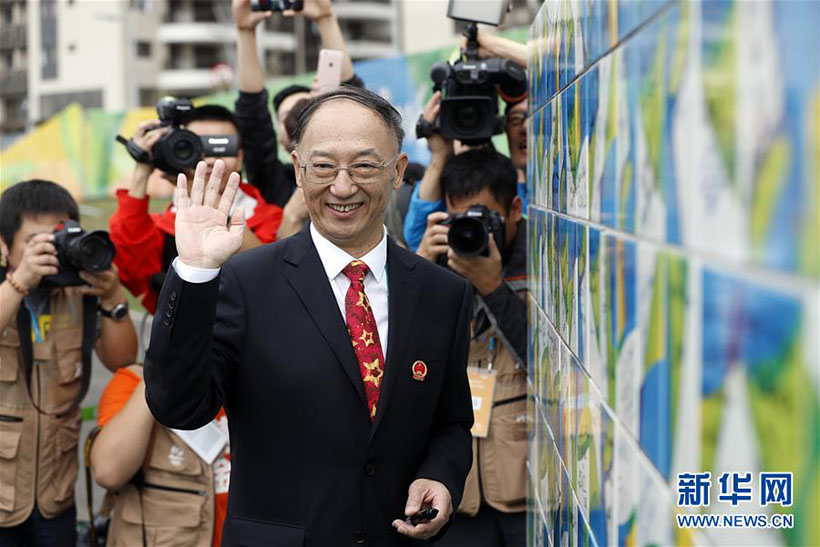 Delega??o chinesa participa de cerim?nia de hasteamento da bandeira na Vila Olímpica