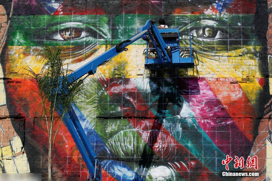 Maior mural do mundo atrai aten??es no Boulevard Olímpico do Rio