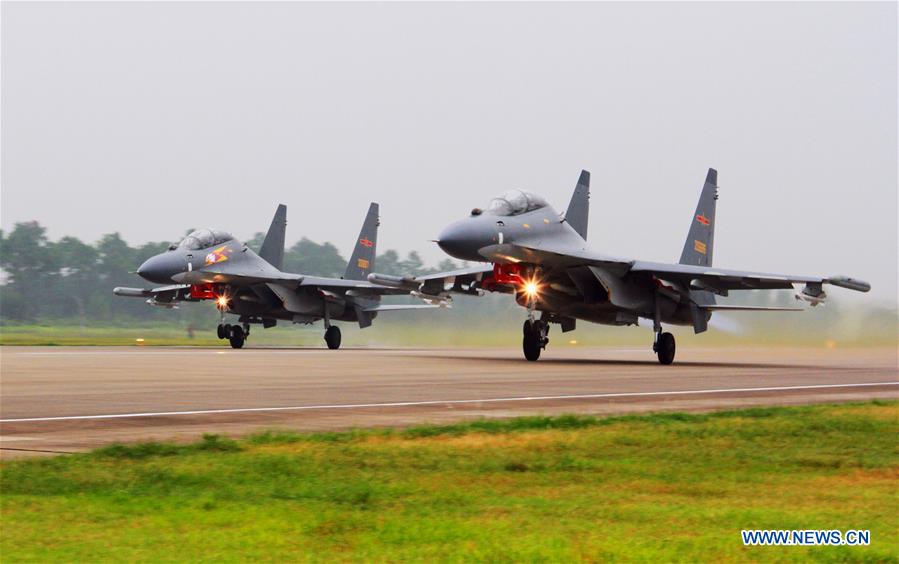 For?a Aérea chinesa realiza patrulha no Mar do Sul da China