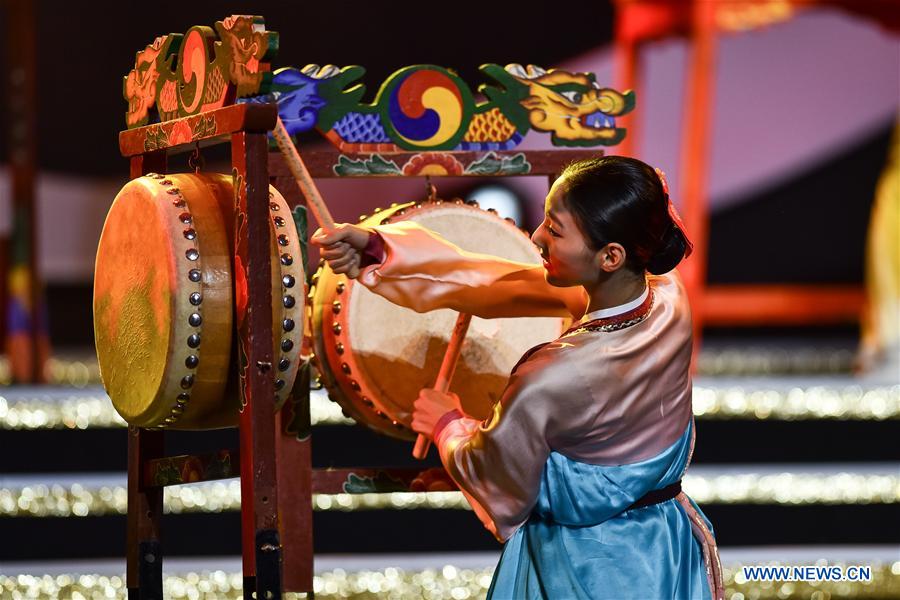 Inaugurado 10o Festival Internacional de Arte Folclórica da China