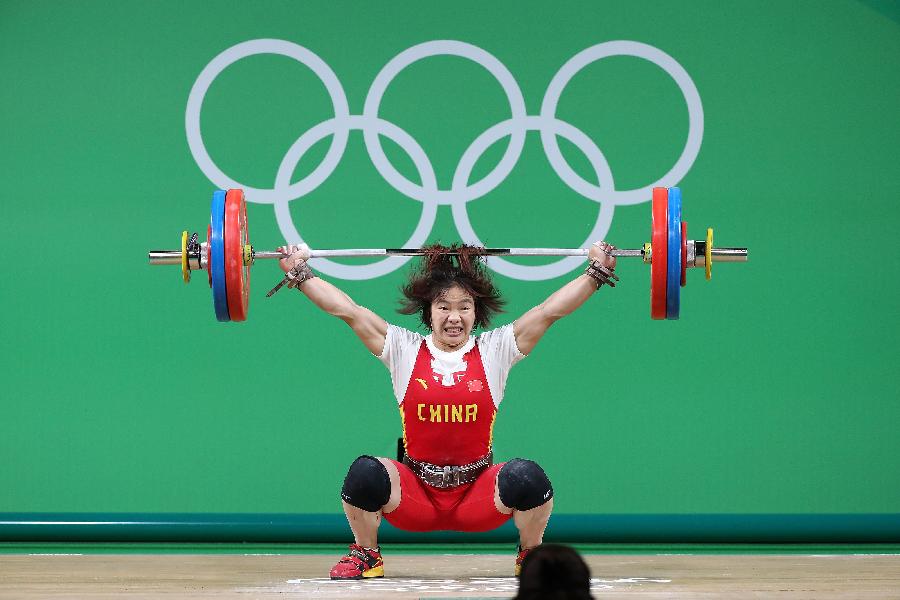 Halterofilista chinesa se recupera de uma pancada na cabe?a e conquista medalha de ouro
