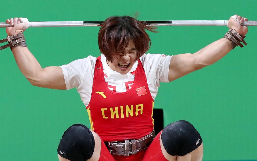 Halterofilista chinesa se recupera de uma pancada na cabe?a e conquista medalha de ouro