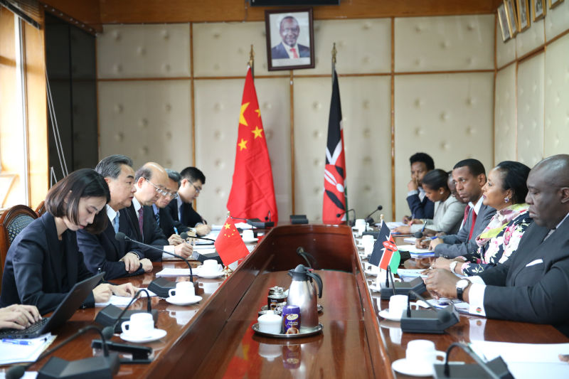 Wang Yi se encontra com a chancelera queniana