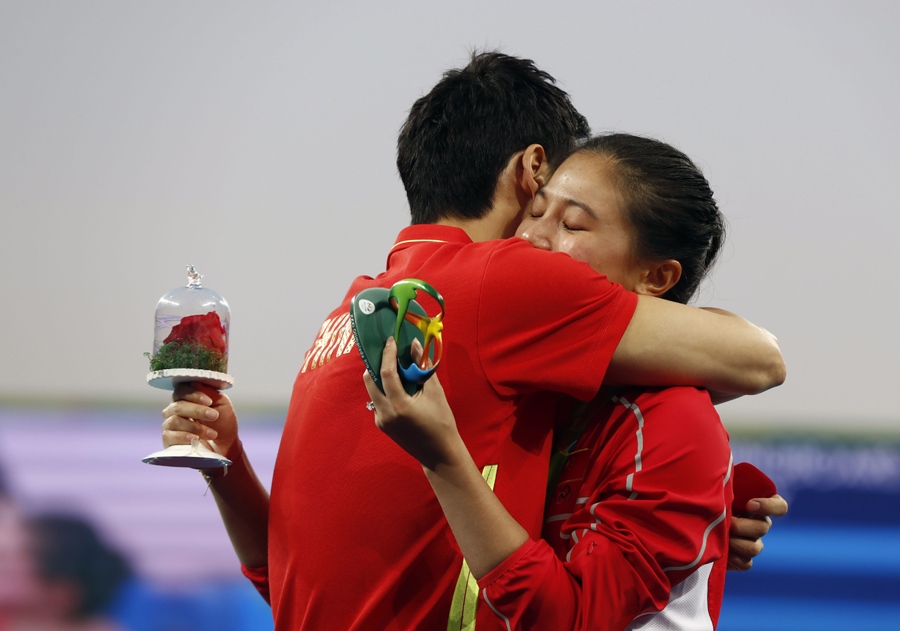 Atleta chinesa aceita pedido de casamento após cerim?nia de premia??o