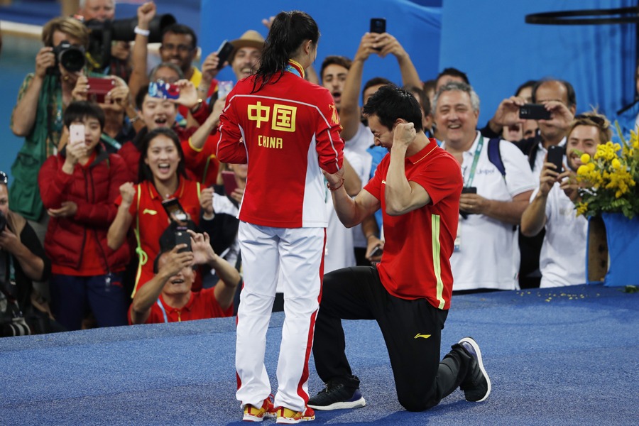 Atleta chinesa aceita pedido de casamento após cerim?nia de premia??o